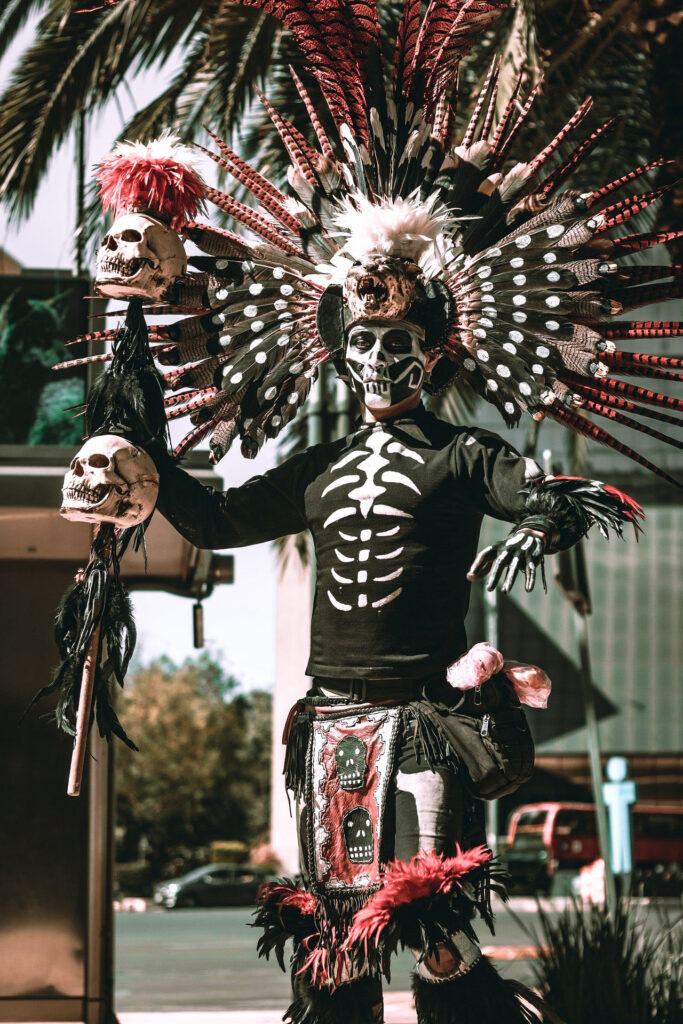 Disfraz del Día de Muertos recreando la imagen de guerreros Mayas