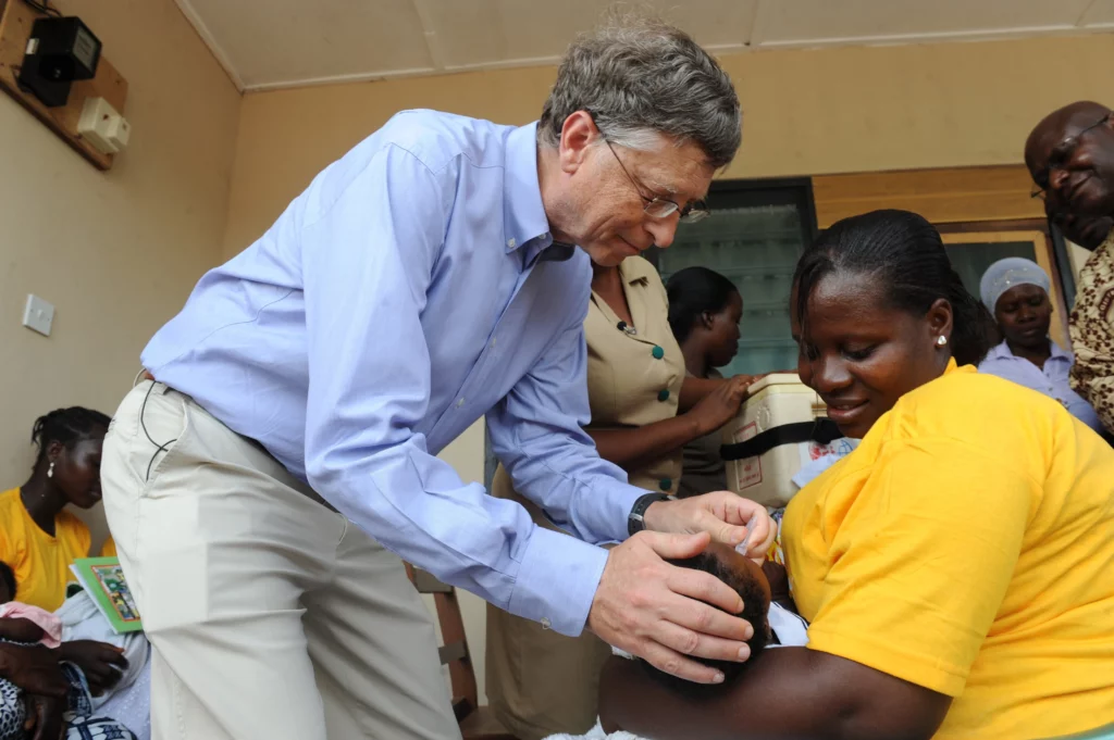 Bill Gates poniendo vacunas de la polio en Africa 