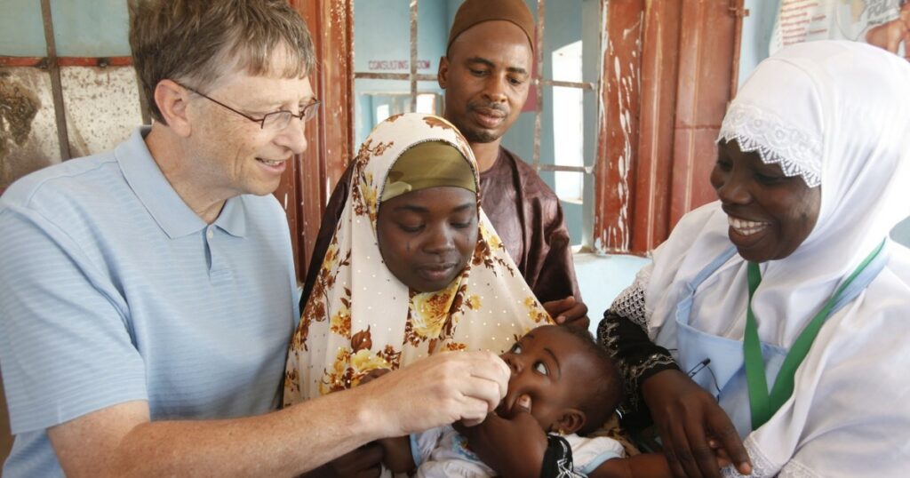 Bill Gates poniendo vacunas en África